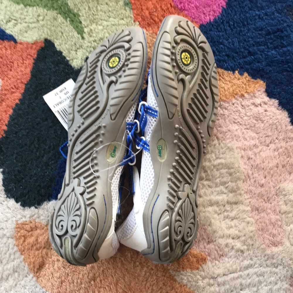 Women’s size 7 Water Shoes - Picture 5 of 5